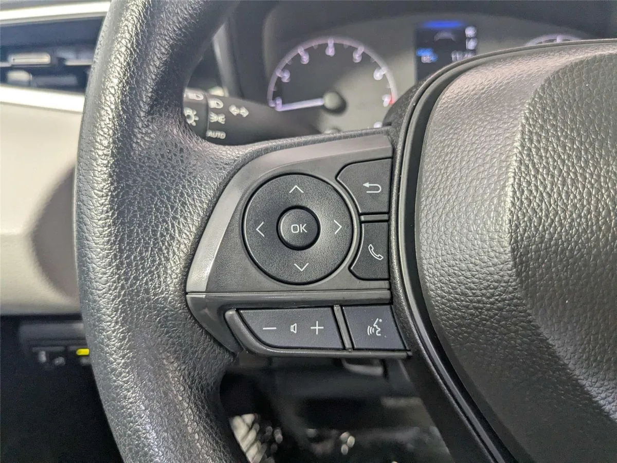 2025 Toyota Corolla LE thumbnail 18