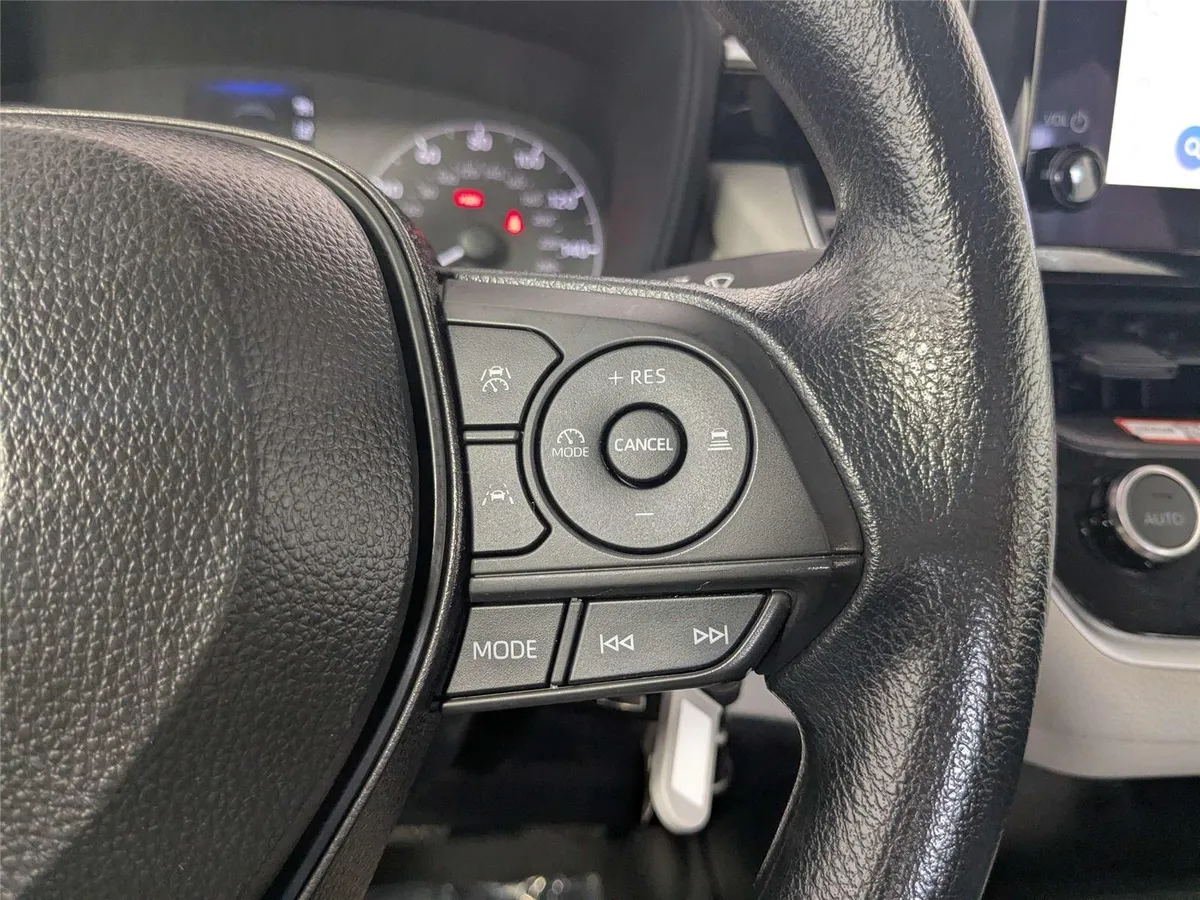 2025 Toyota Corolla LE thumbnail 19