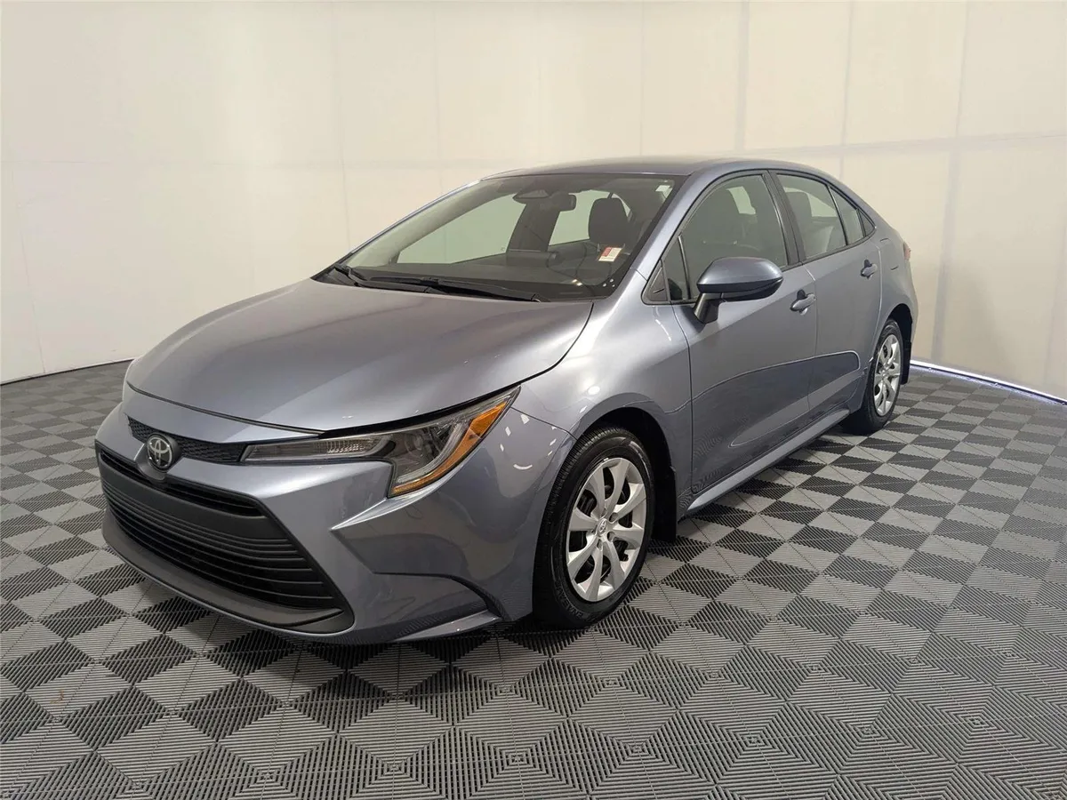 2025 Toyota Corolla LE thumbnail 2