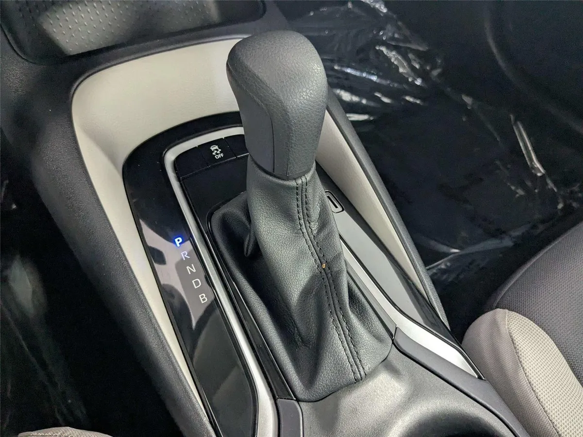 2025 Toyota Corolla LE thumbnail 24