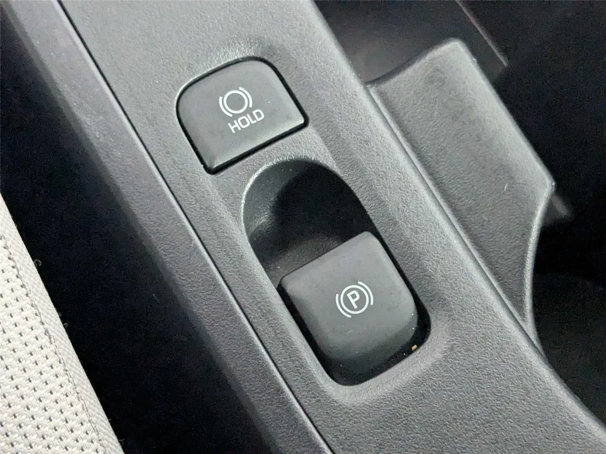 2025 Toyota Corolla LE thumbnail 25