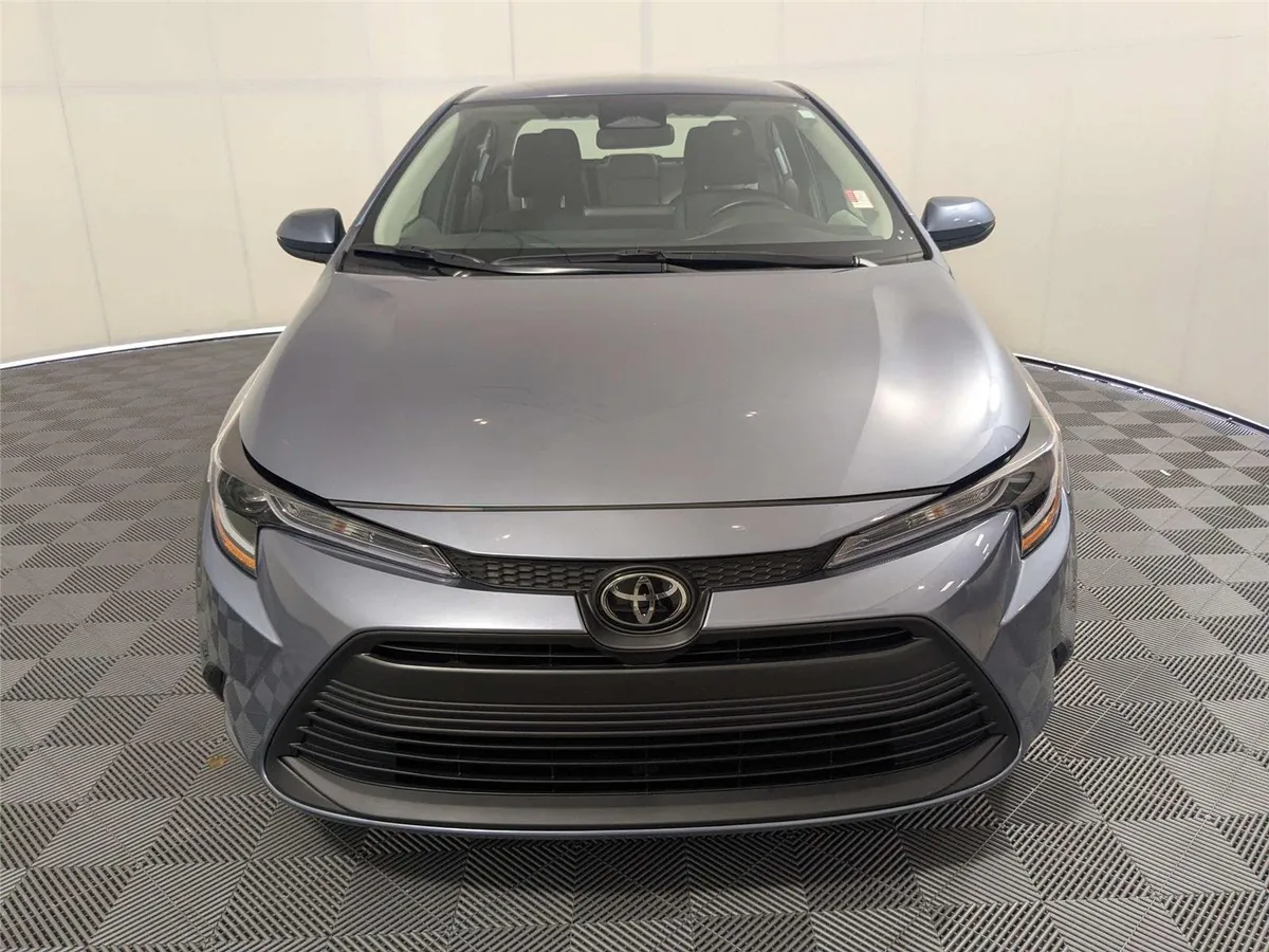 2025 Toyota Corolla LE thumbnail 3