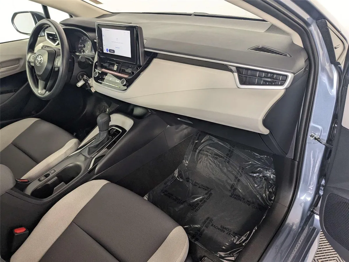 2025 Toyota Corolla LE thumbnail 30