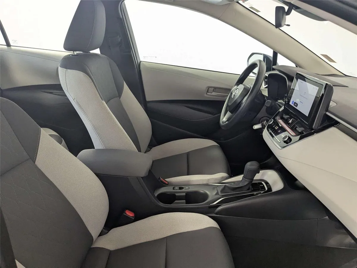 2025 Toyota Corolla LE thumbnail 31