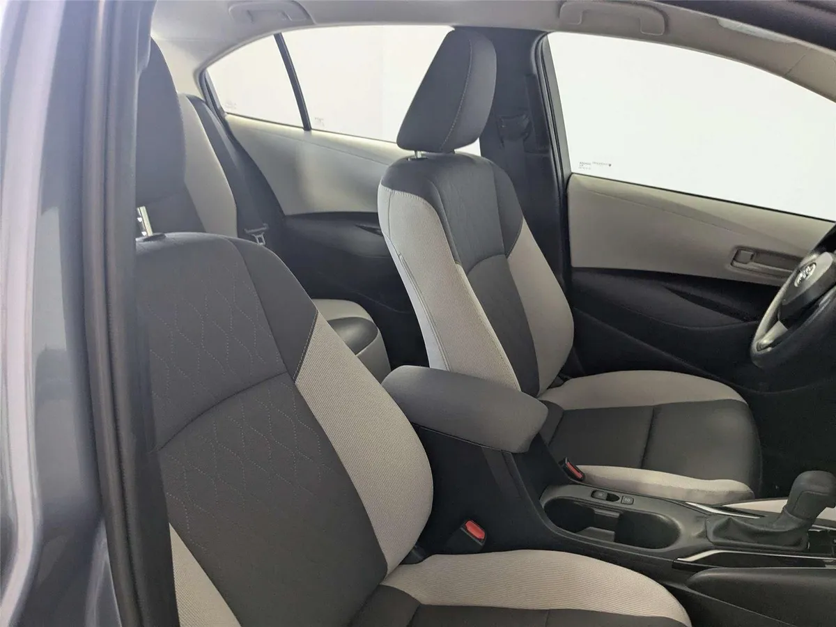 2025 Toyota Corolla LE thumbnail 32