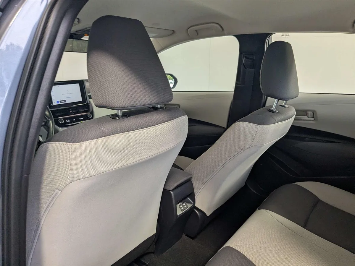 2025 Toyota Corolla LE thumbnail 35