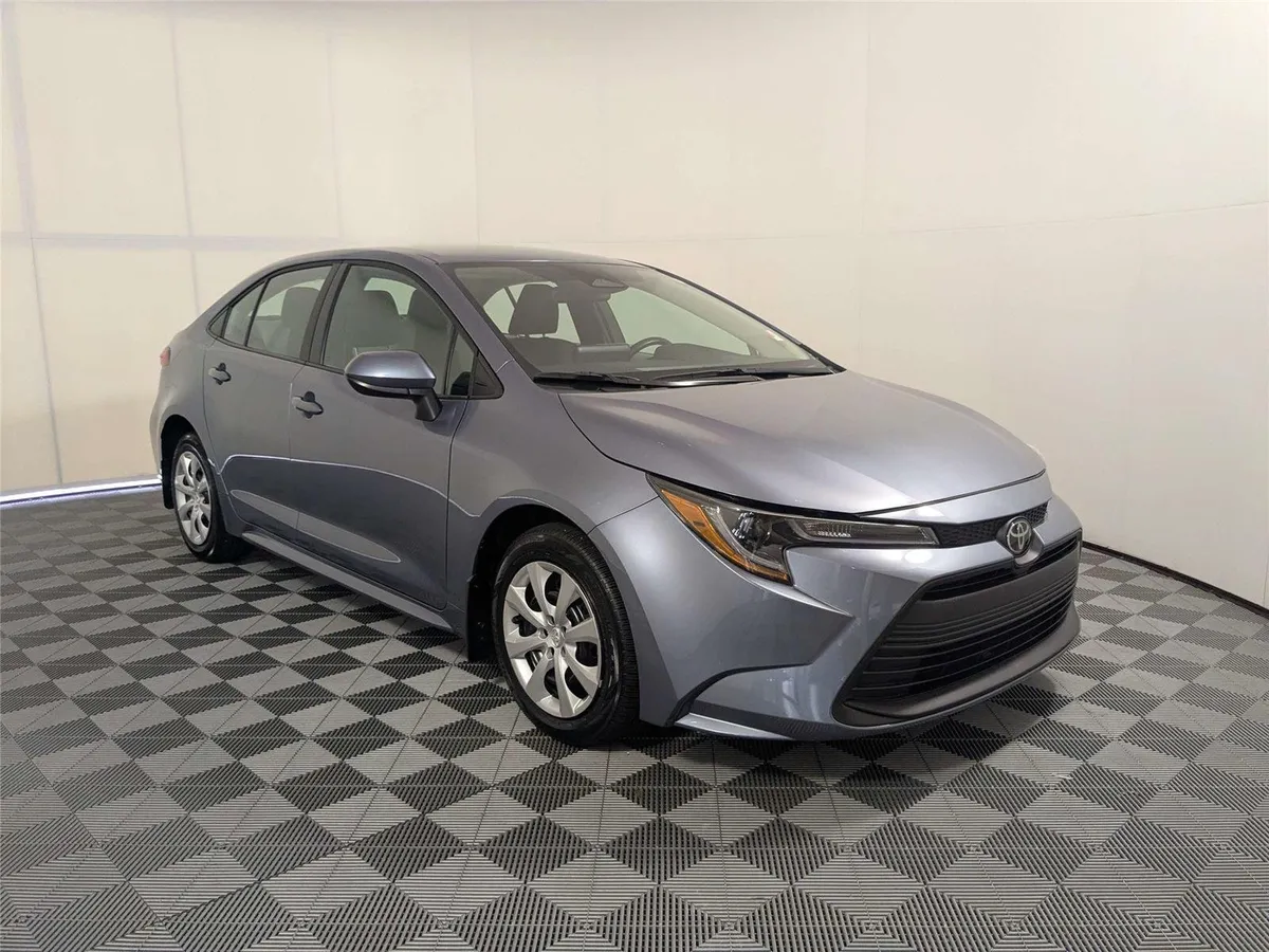 2025 Toyota Corolla LE thumbnail 4