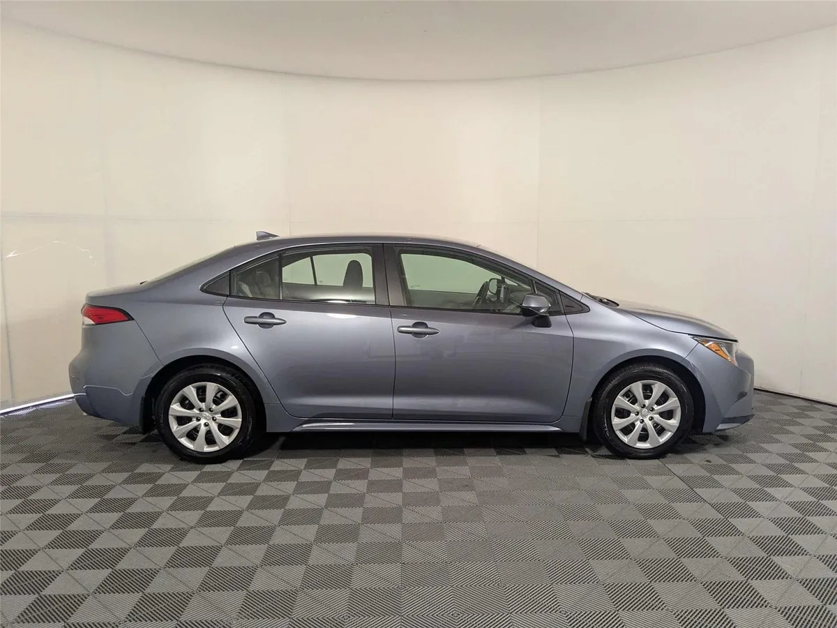 2025 Toyota Corolla LE thumbnail 5
