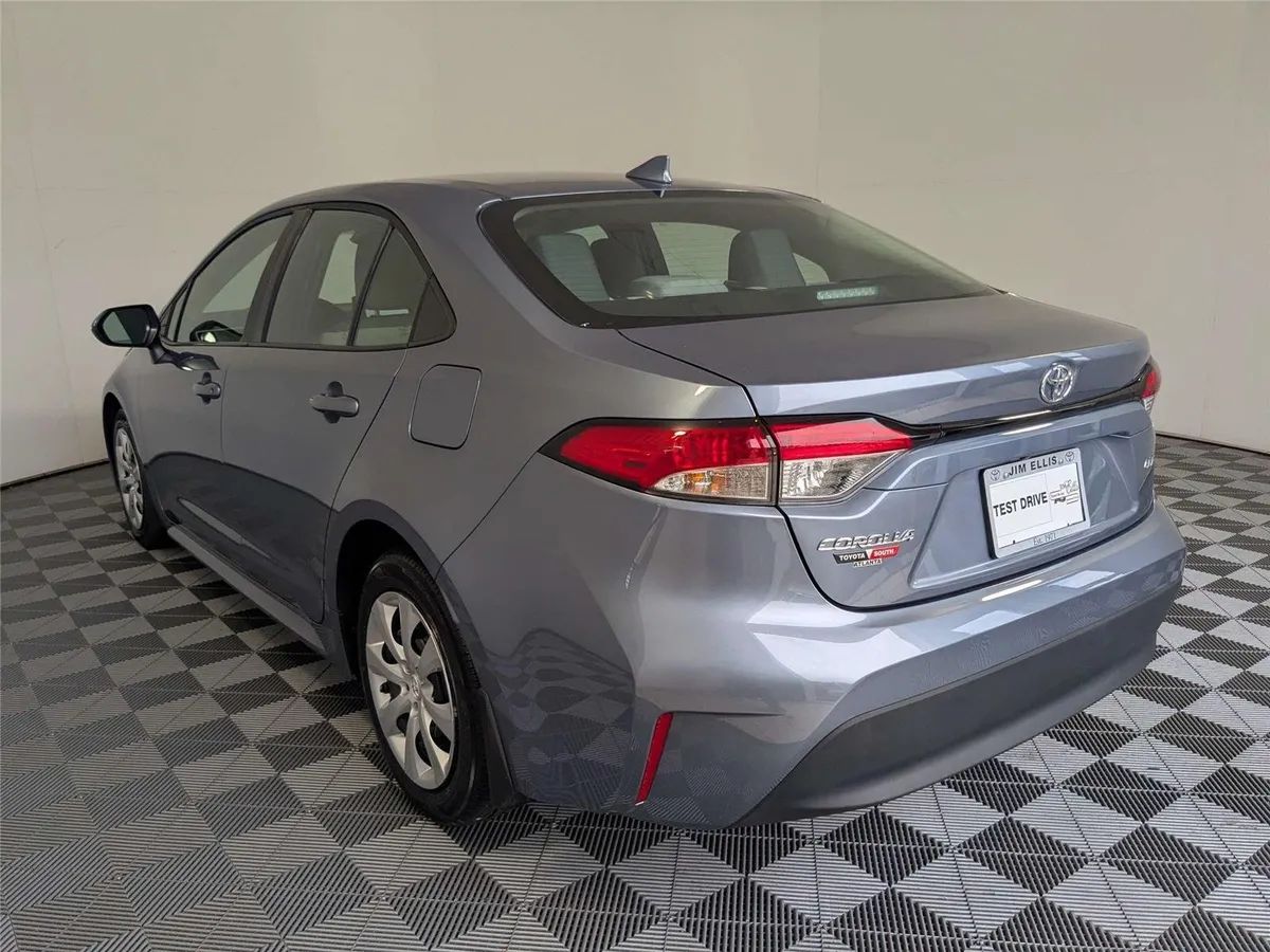 2025 Toyota Corolla LE thumbnail 8