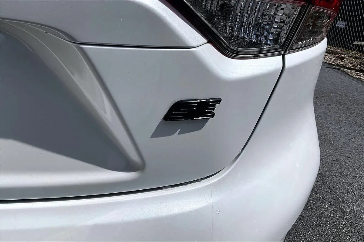 2025 Toyota Corolla SE thumbnail 10