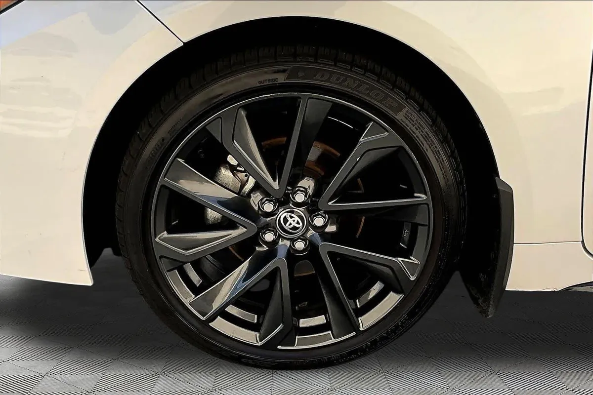 2025 Toyota Corolla SE thumbnail 11