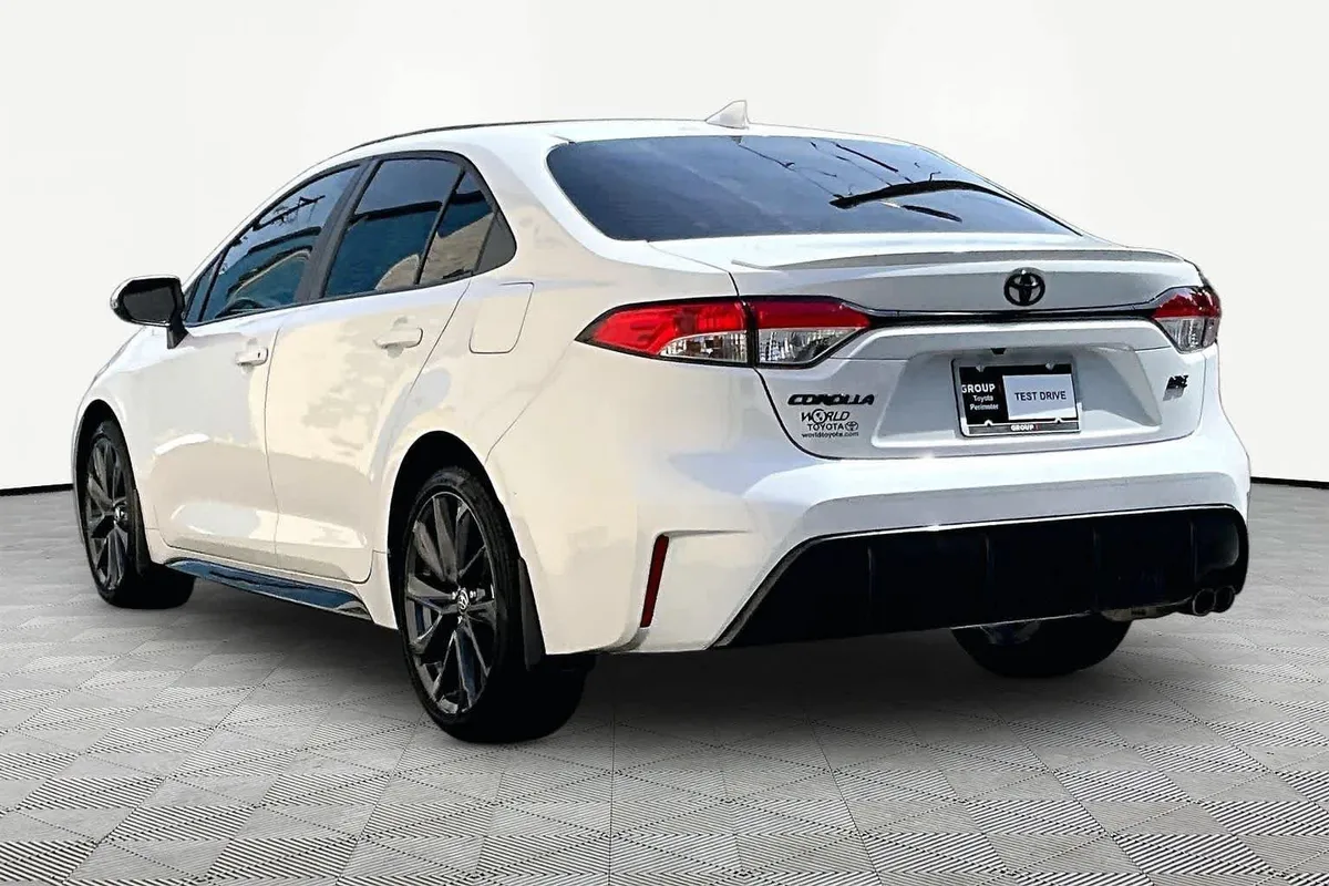 2025 Toyota Corolla SE thumbnail 12