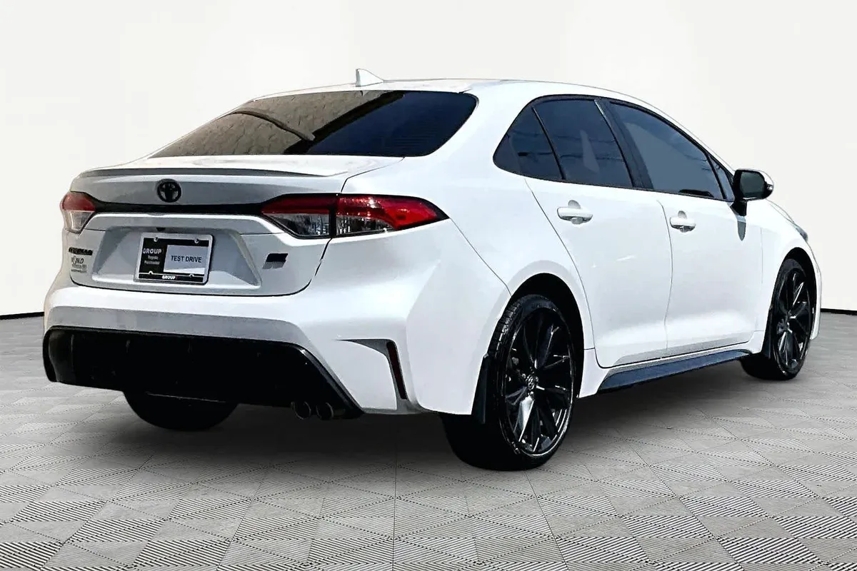2025 Toyota Corolla SE thumbnail 13