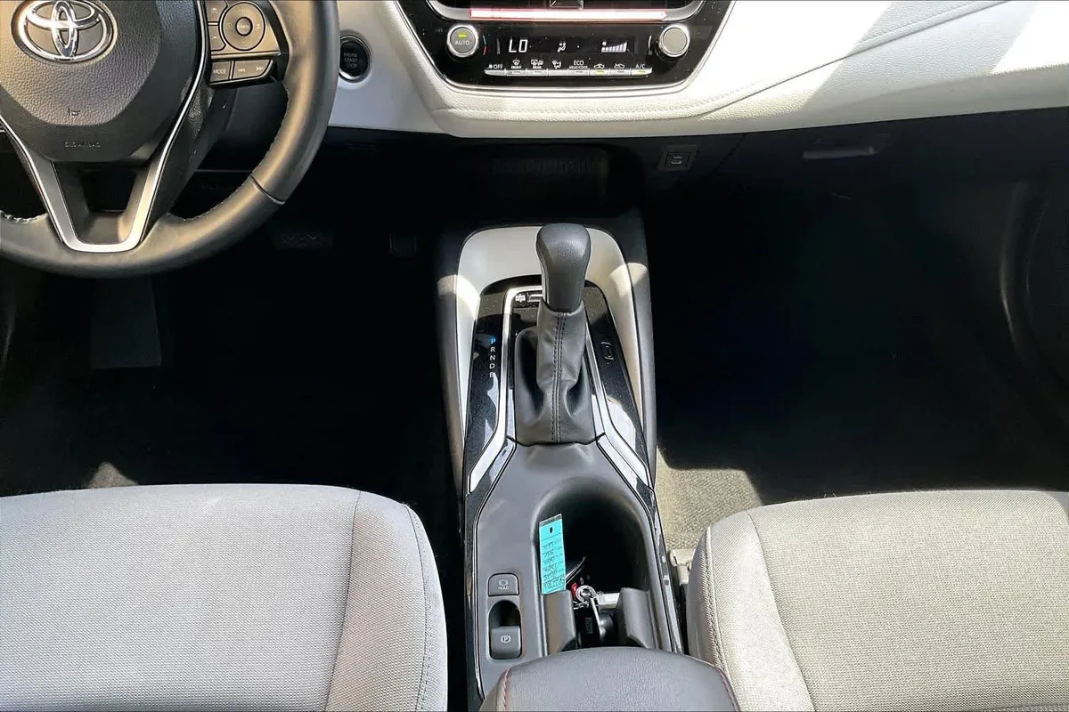 2025 Toyota Corolla SE thumbnail 17