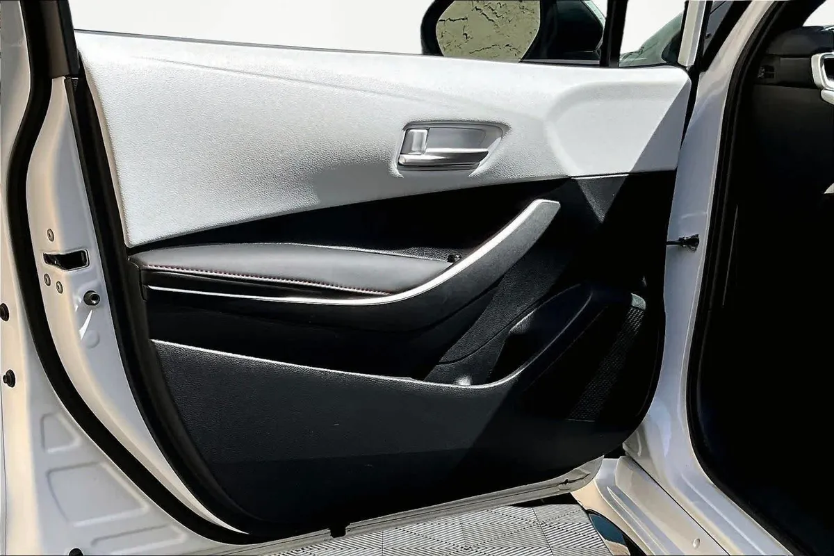 2025 Toyota Corolla SE thumbnail 22
