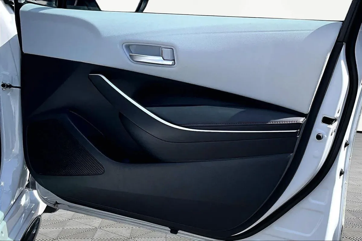 2025 Toyota Corolla SE thumbnail 23