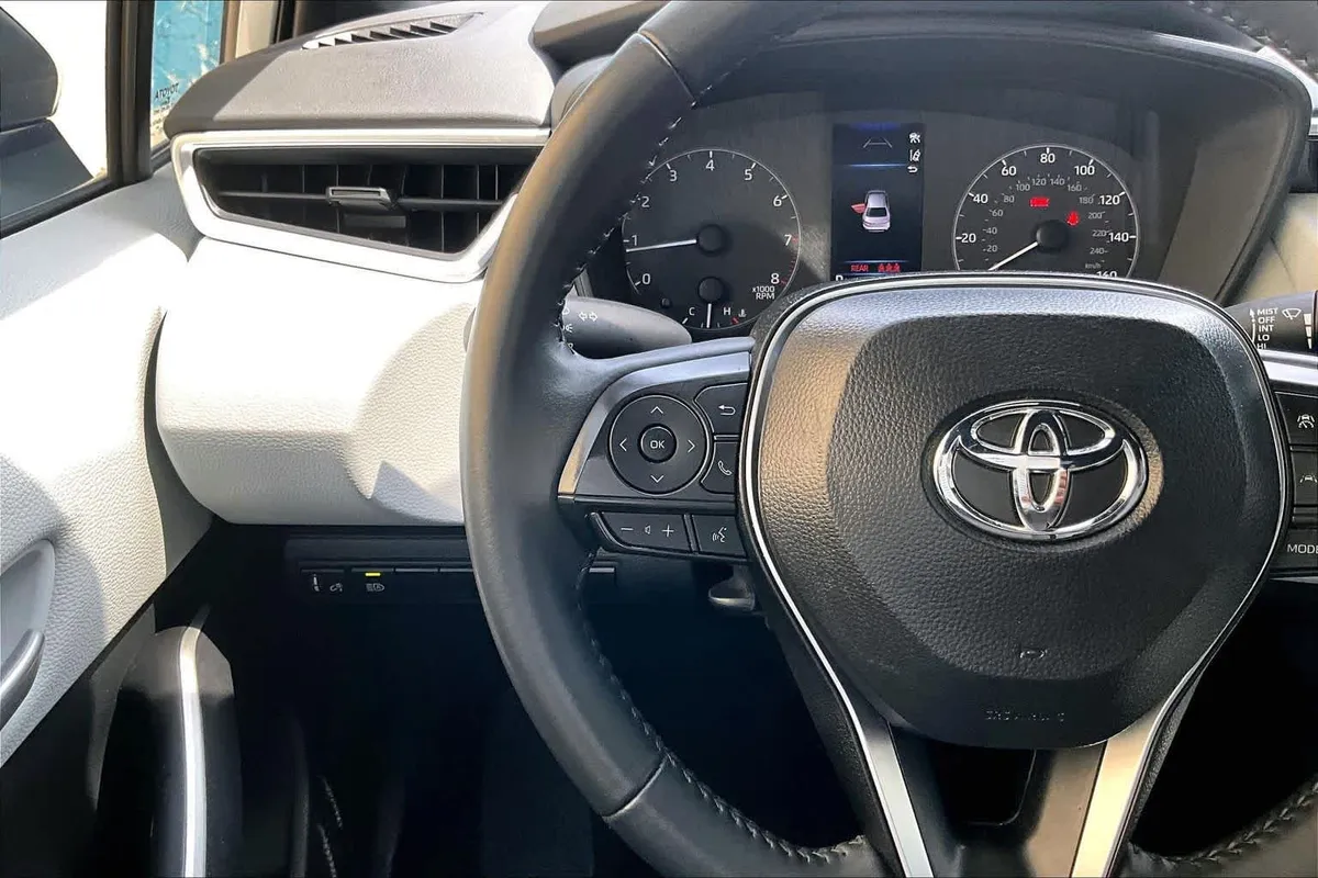 2025 Toyota Corolla SE thumbnail 24