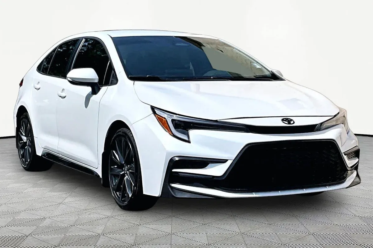 2025 Toyota Corolla SE thumbnail 3