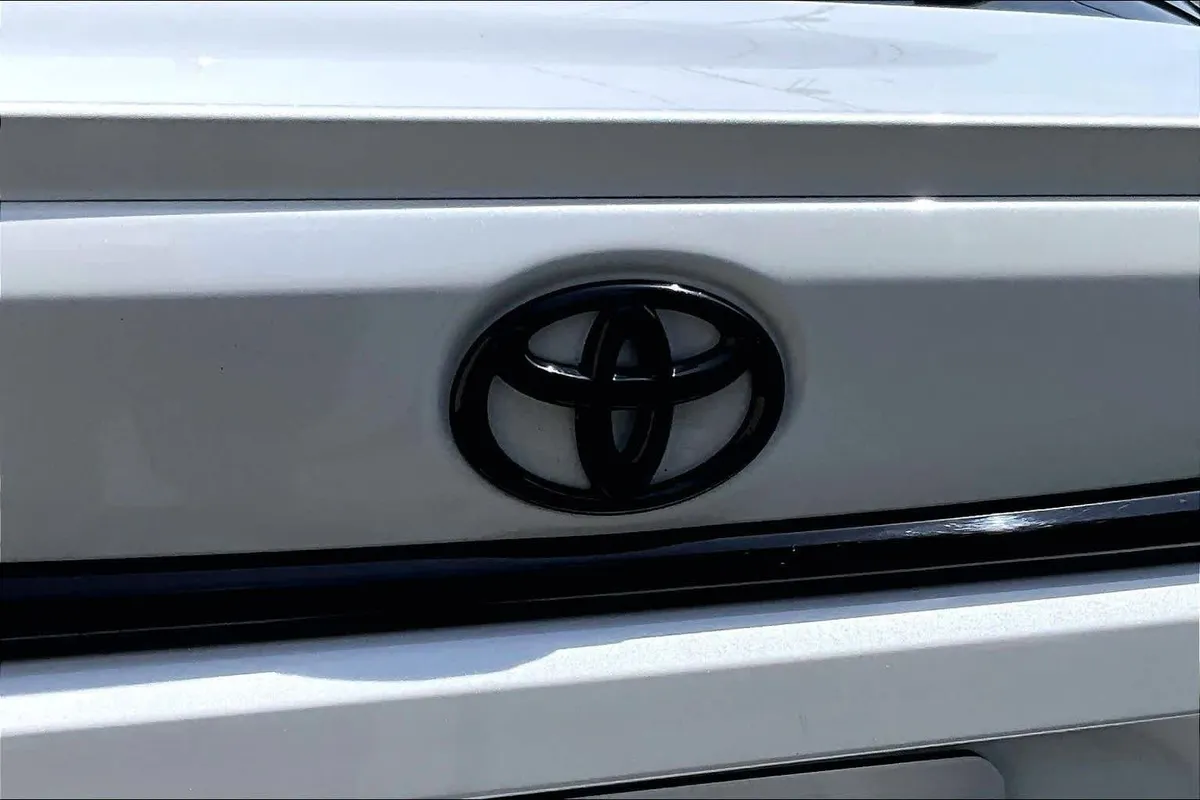 2025 Toyota Corolla SE thumbnail 31