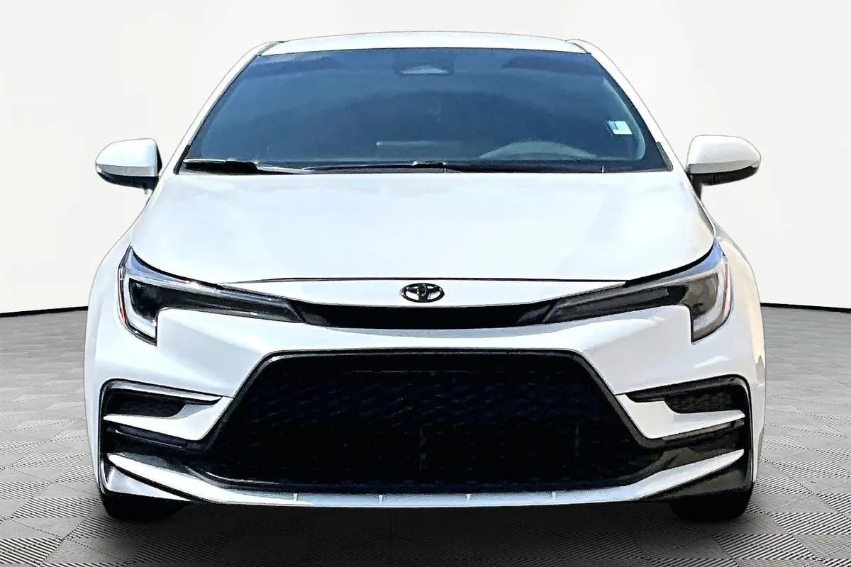 2025 Toyota Corolla SE thumbnail 4
