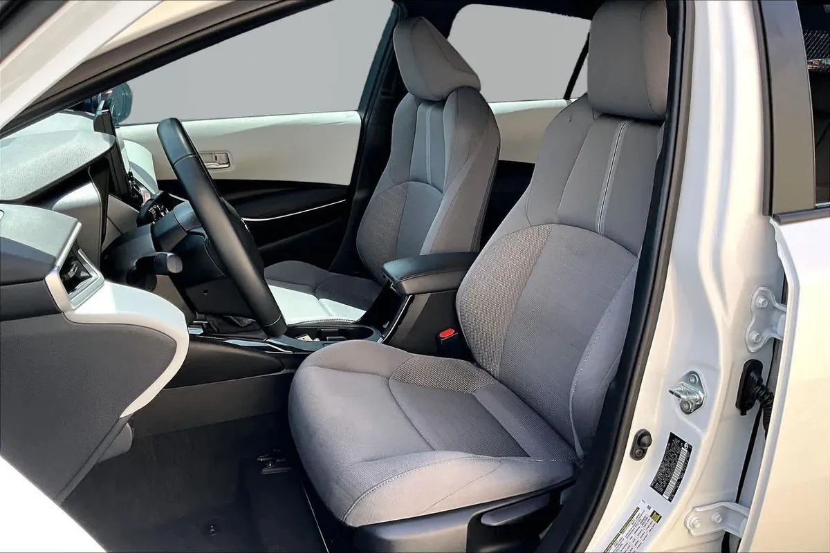 2025 Toyota Corolla SE thumbnail 8