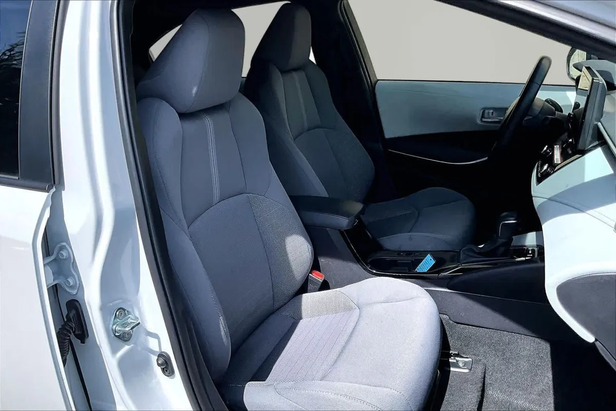 2025 Toyota Corolla SE thumbnail 9