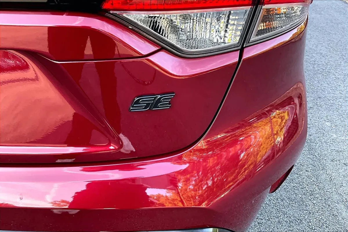 2025 Toyota Corolla SE thumbnail 10