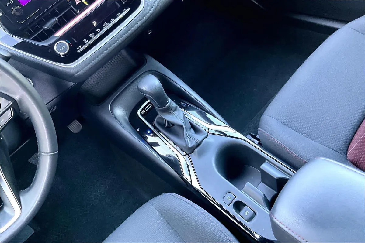 2025 Toyota Corolla SE thumbnail 16