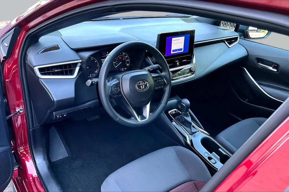 2025 Toyota Corolla SE thumbnail 17