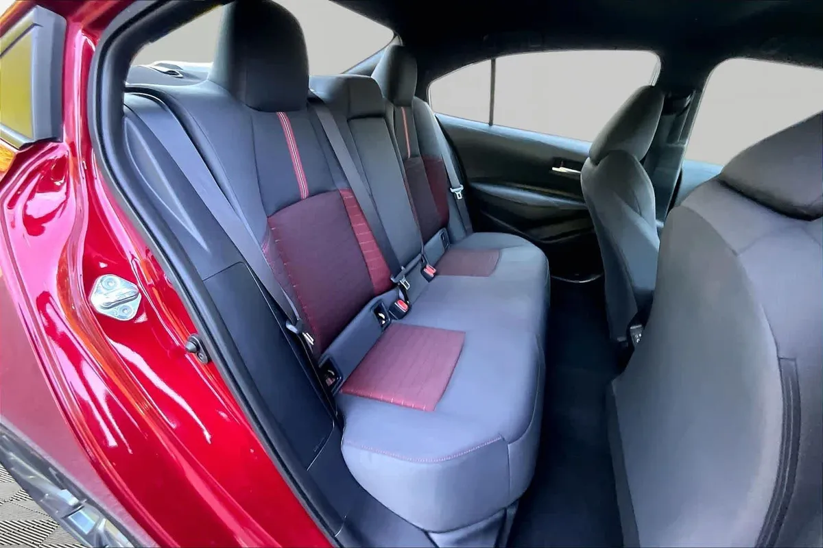 2025 Toyota Corolla SE thumbnail 19