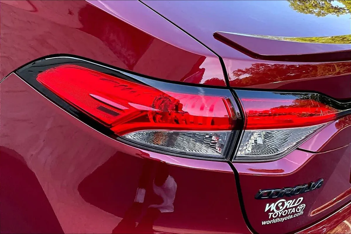 2025 Toyota Corolla SE thumbnail 28