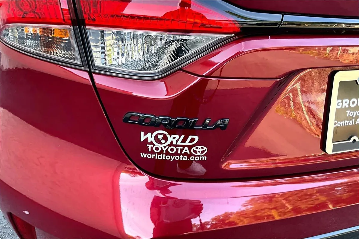 2025 Toyota Corolla SE thumbnail 30