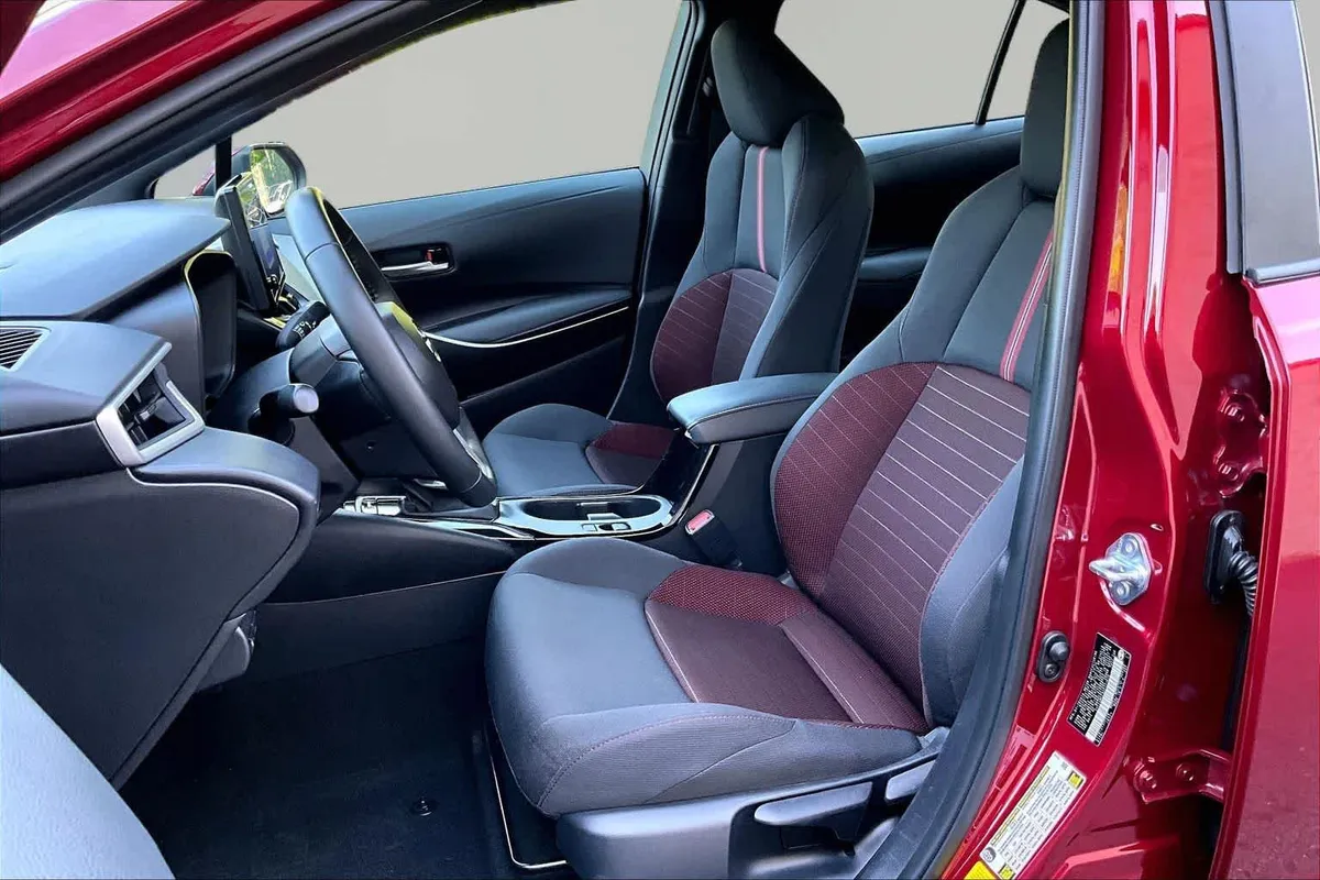 2025 Toyota Corolla SE thumbnail 8