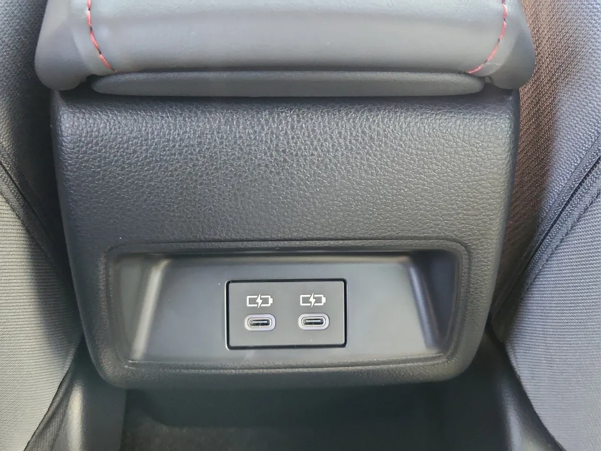 2025 Toyota Corolla SE thumbnail 13