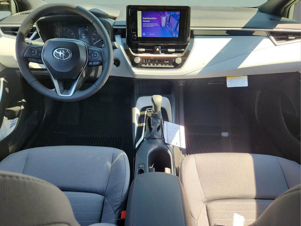 2025 Toyota Corolla SE thumbnail 14