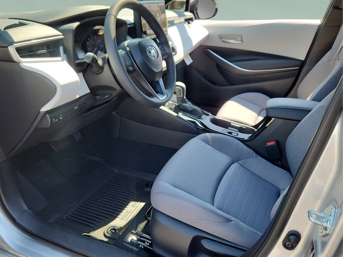 2025 Toyota Corolla SE thumbnail 16