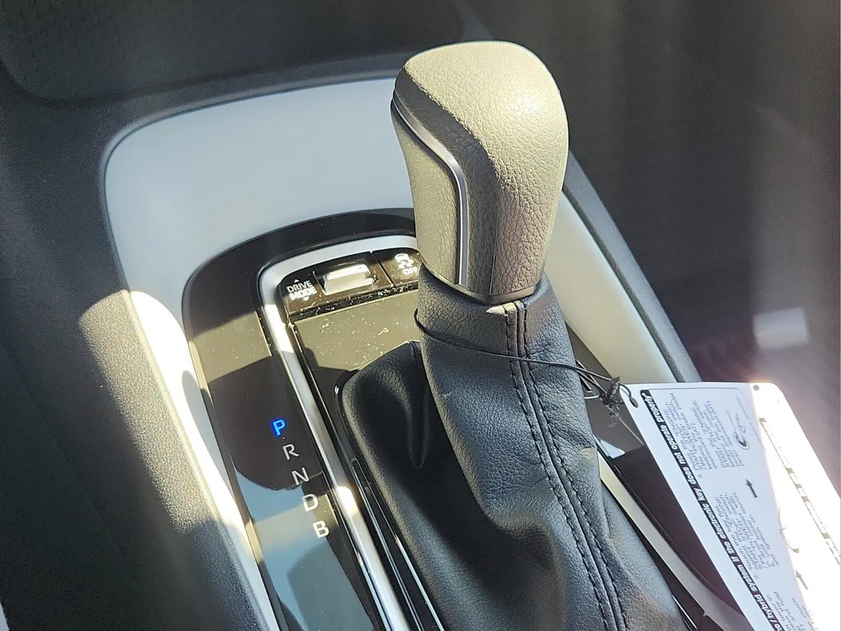 2025 Toyota Corolla SE thumbnail 19