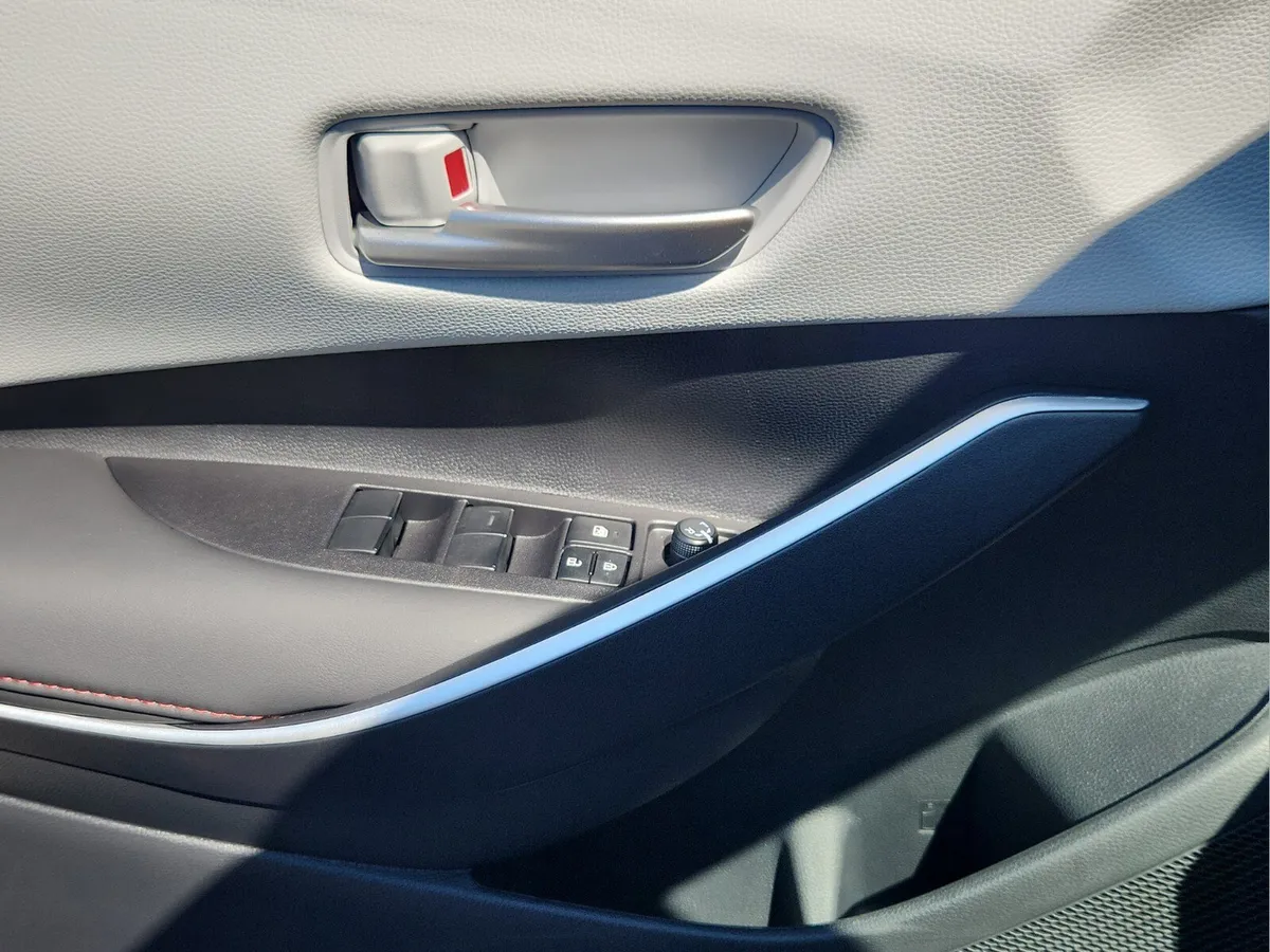 2025 Toyota Corolla SE thumbnail 28