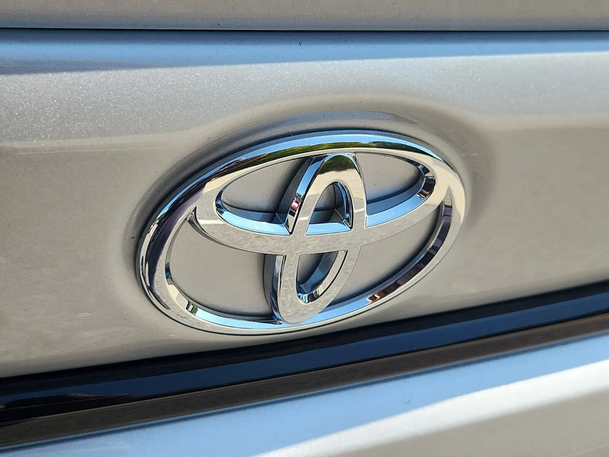 2025 Toyota Corolla SE thumbnail 32