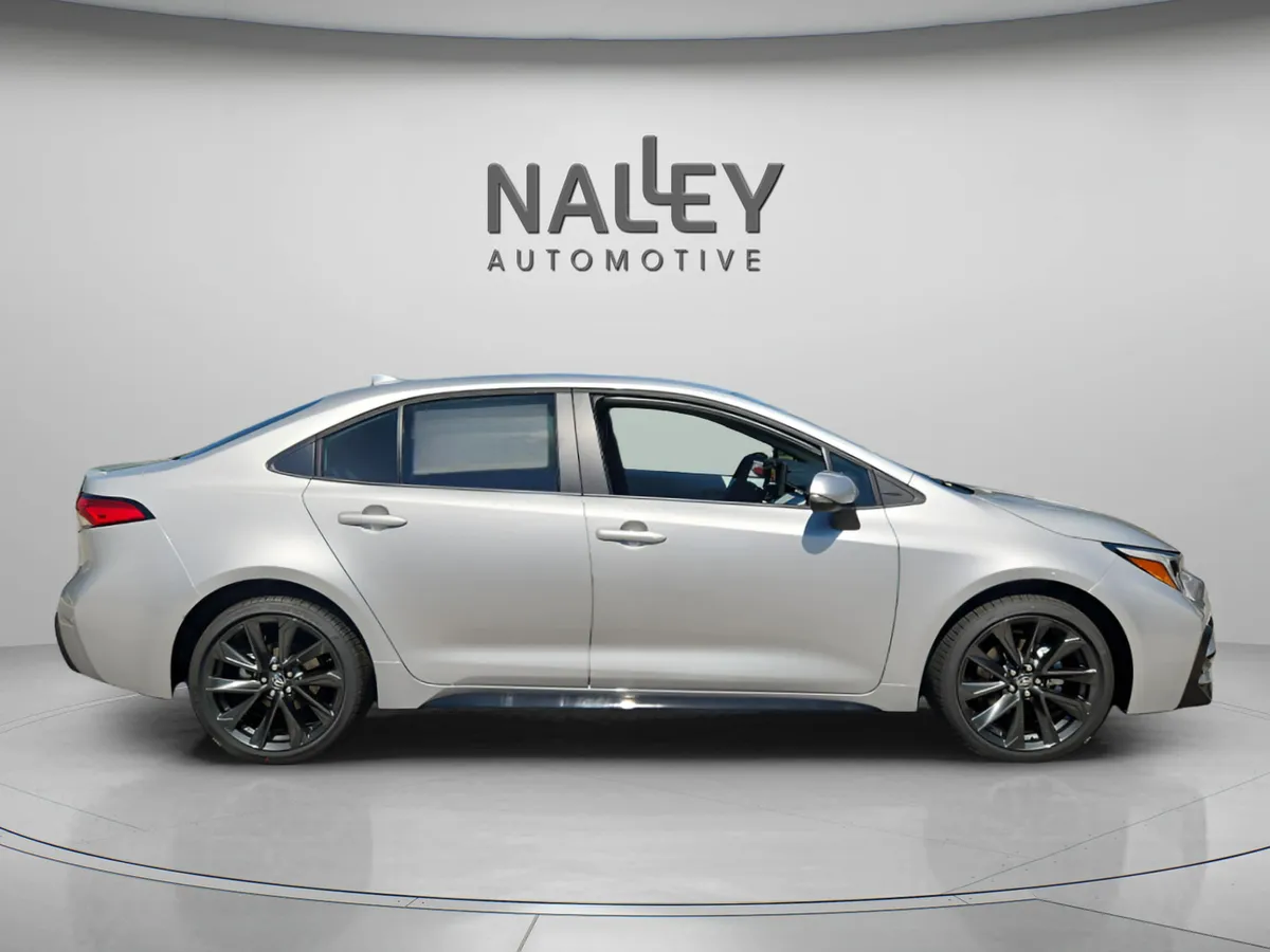 2025 Toyota Corolla SE thumbnail 8