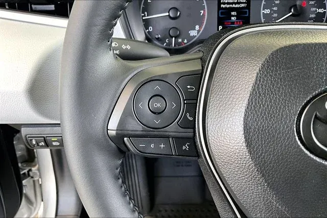 2025 Toyota Corolla SE thumbnail 10