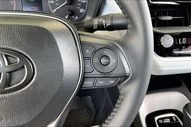 2025 Toyota Corolla SE thumbnail 11