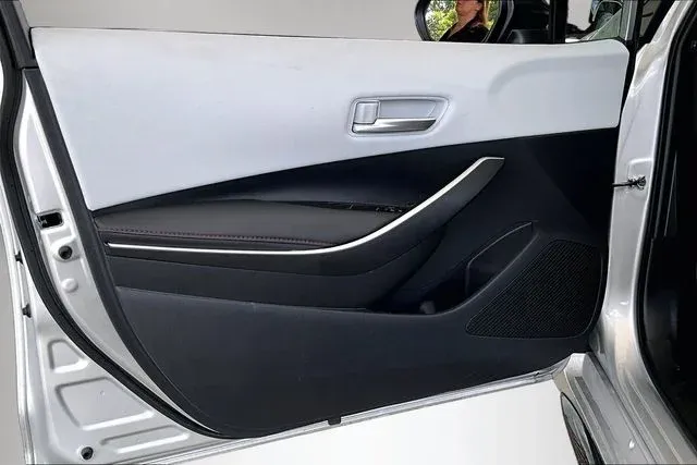 2025 Toyota Corolla SE thumbnail 17