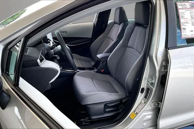2025 Toyota Corolla SE thumbnail 18