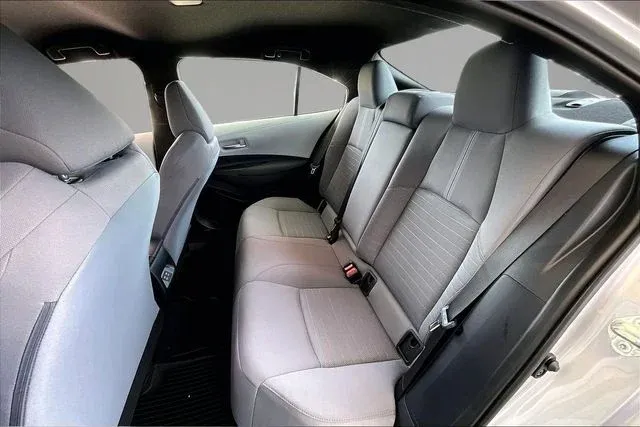 2025 Toyota Corolla SE thumbnail 19