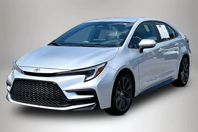 2025 Toyota Corolla SE thumbnail 2