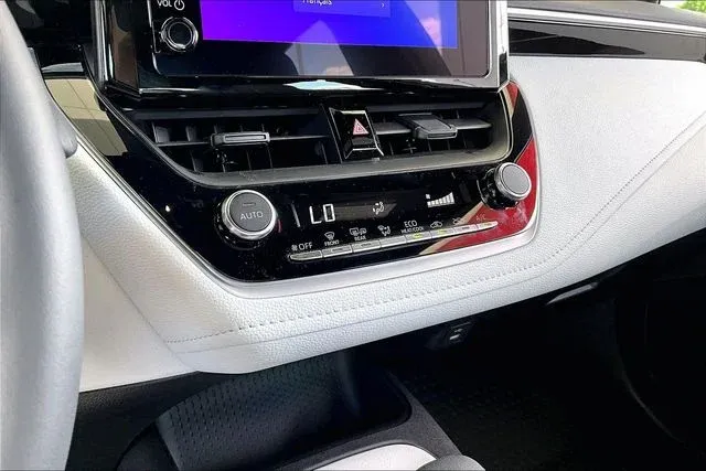 2025 Toyota Corolla SE thumbnail 23