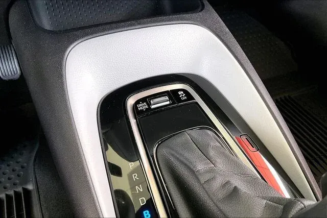 2025 Toyota Corolla SE thumbnail 24