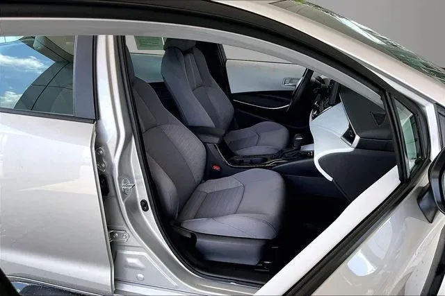 2025 Toyota Corolla SE thumbnail 26