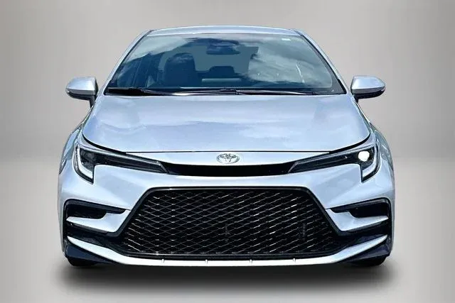 2025 Toyota Corolla SE thumbnail 3